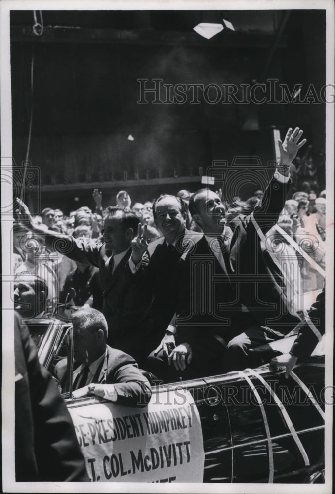 Load image into Gallery viewer, 1965 Press Photo Vice President Humphrey welcoming White and McDivitt to midwest
