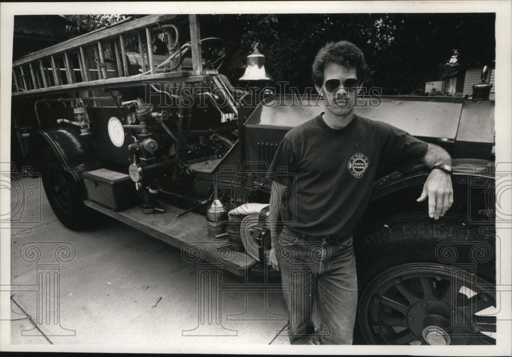 1992 Press Photo Andy Whitmore of North Prairie with his 1920 fire truck- Historic Images