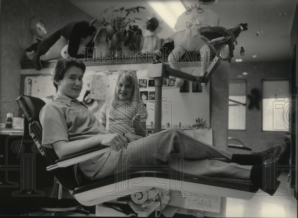 1984 Press Photo Donald A. Whitlock, dentist, swaps places with Julie Staudacher- Historic Images