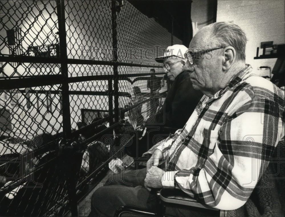 1993 Press Photo Edgar Ramus Watching Whitnall High School Boys Basketball - Historic Images