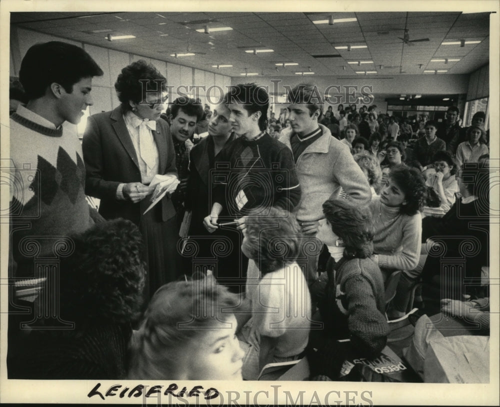 1985 Press Photo Margaret Leibfried at Whitnall High School- Historic Images