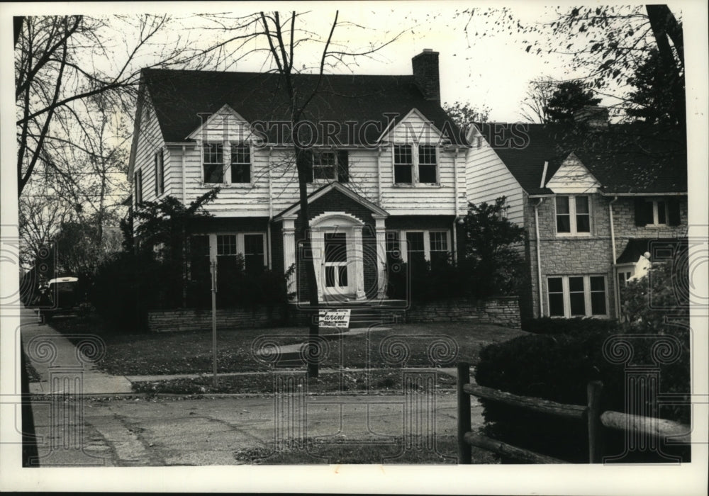 1990 Press Photo Whitefish Bay home sells after vacancy of 12 years- Historic Images