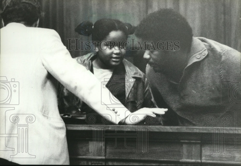  Press Photo Patrick Madden discussing settlement with Alvin and Carla Whitelaw.- Historic Images