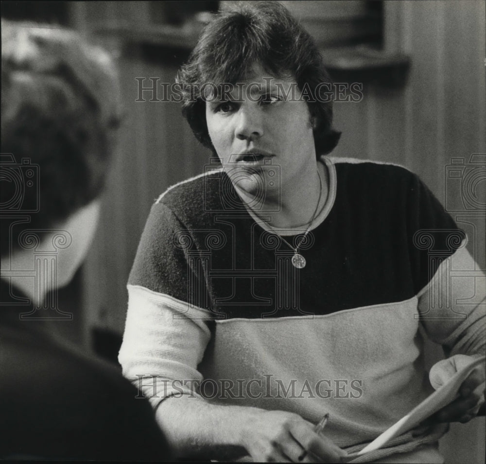 1981 Press Photo Richard Widowski working as a career counselor. - Historic Images