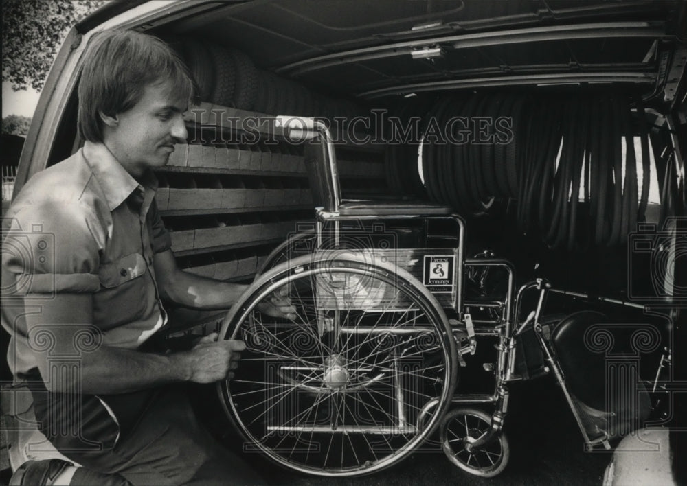 1986 Press Photo Thomas Pokrzywinski of Wheelchair Doctors- Historic Images