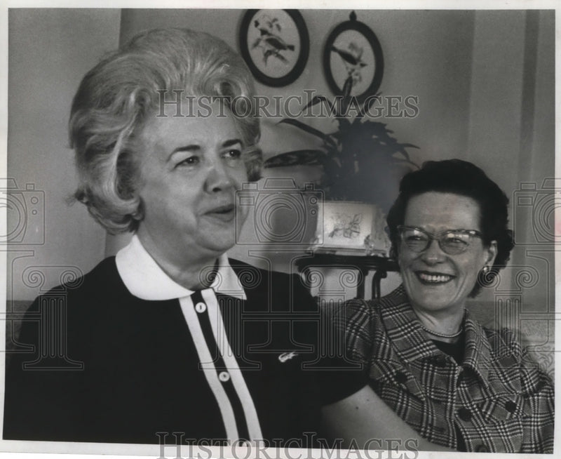 Load image into Gallery viewer, 1971 Press Photo Mrs. Henry White, Mrs. J. Cabell Johnson join bank board
