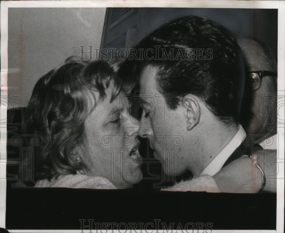 1964 Press Photo Esther Weston hugs son Michael after he was sentenced to prison- Historic Images