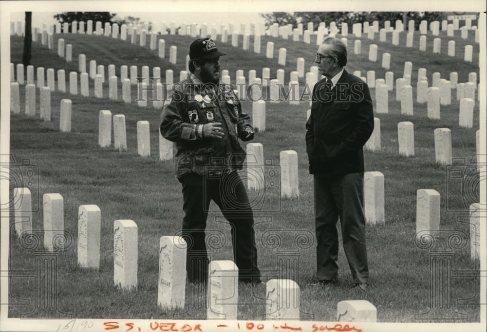 1986 Press Photo Gary Wetzel and Al Reindl at Wood Memorial Cemetery- Historic Images