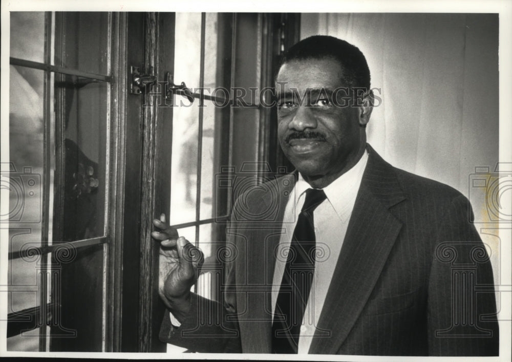 1991 Press Photo Wallace White, executive director Metropolitan Sewage District.- Historic Images