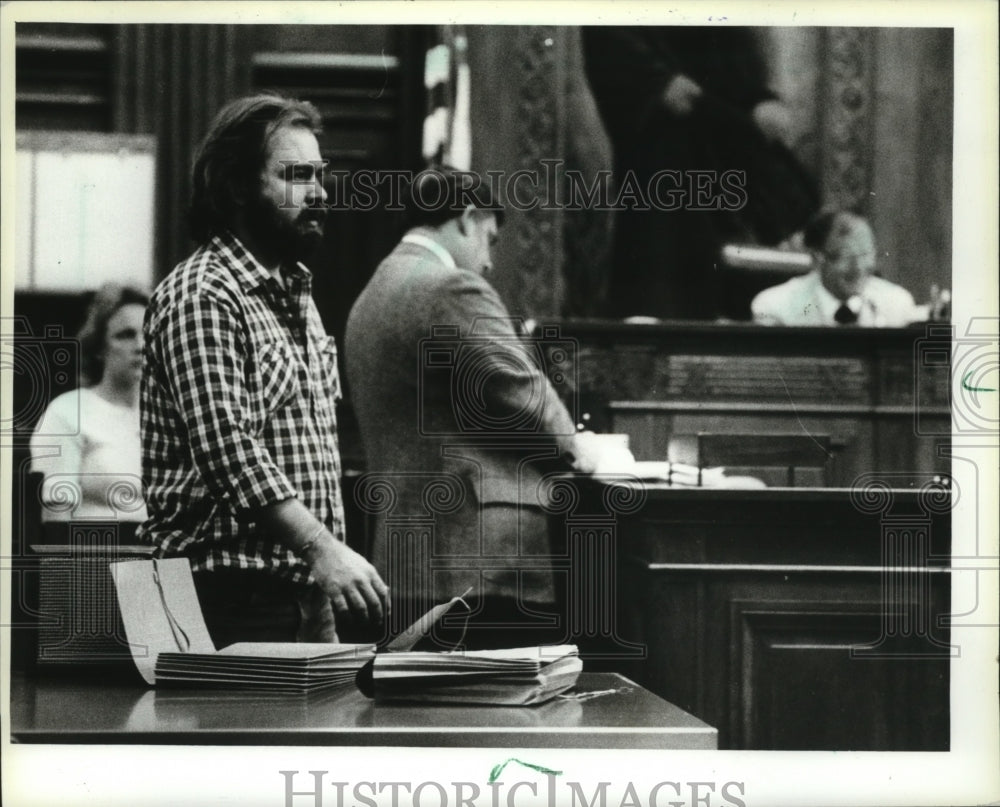 1983 Press Photo Thomas R. White and Attorney Richard Klinkowitz in Court- Historic Images