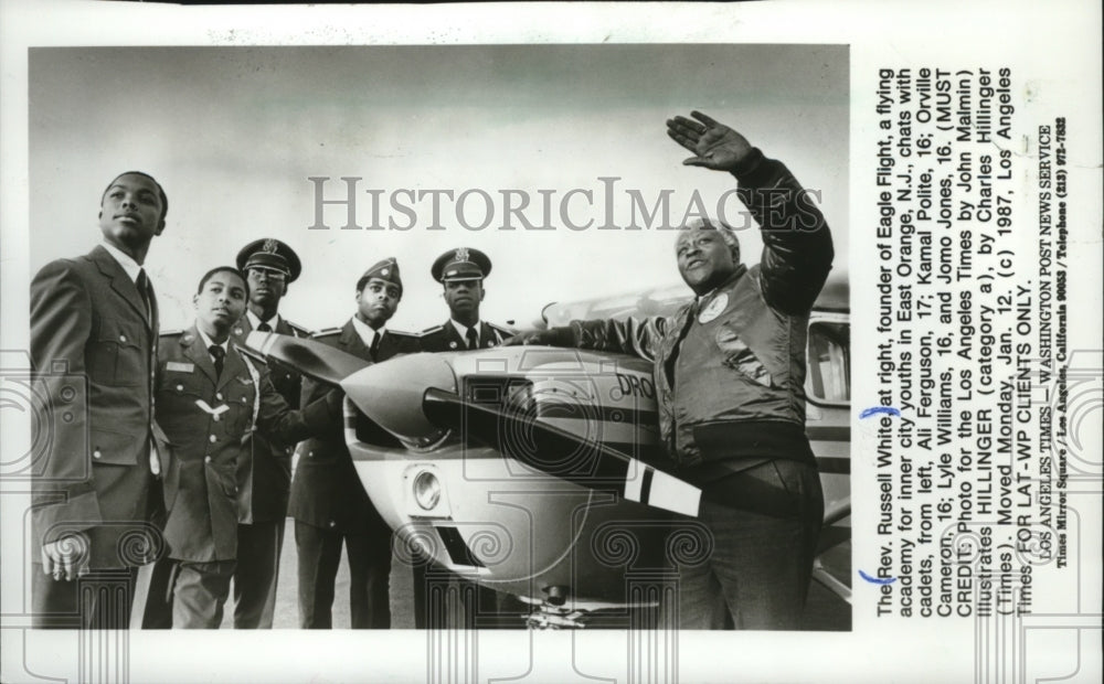 1987 Press Photo Russell White Giving Flying Tips to His Cadets - mja24196- Historic Images