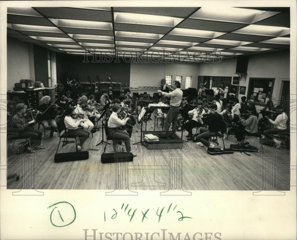 1987 Press Photo Robert Chase leads Whitefish Bay High School String Orchestra- Historic Images