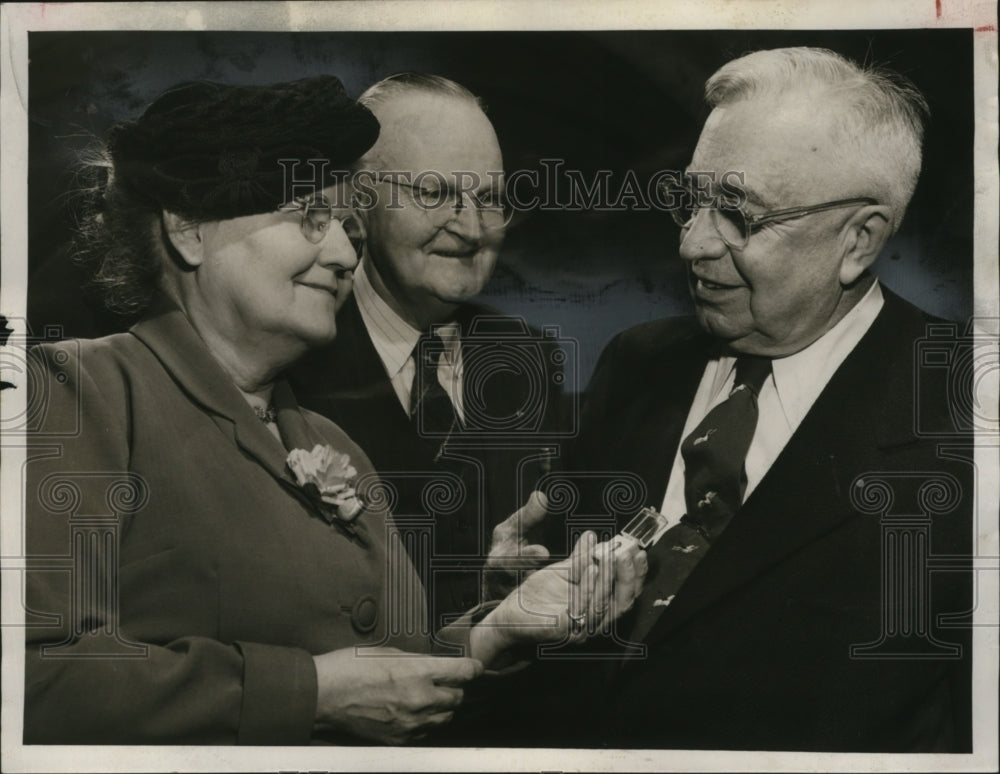 1953 Press Photo Waltons Honor Lounsbury during Past Presidents Program