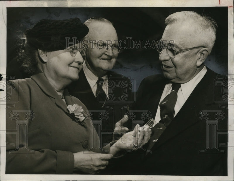 Load image into Gallery viewer, 1953 Press Photo Waltons Honor Lounsbury during Past Presidents Program
