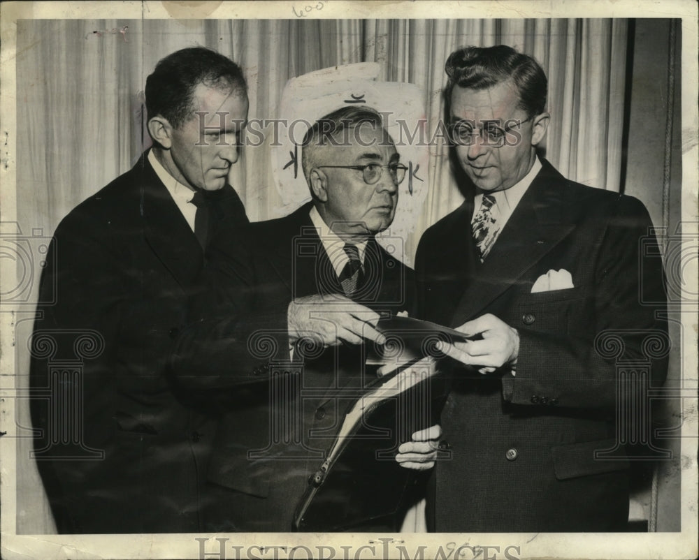 1948 Press Photo Morrison at a rally for duck hunters, 20 million ducks lost- Historic Images