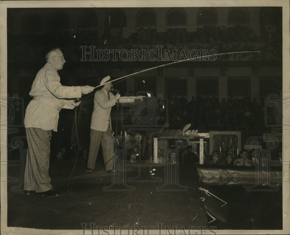 1948 Press Photo Lew Morrison Casting for an audience at Sentinel Sports Show- Historic Images