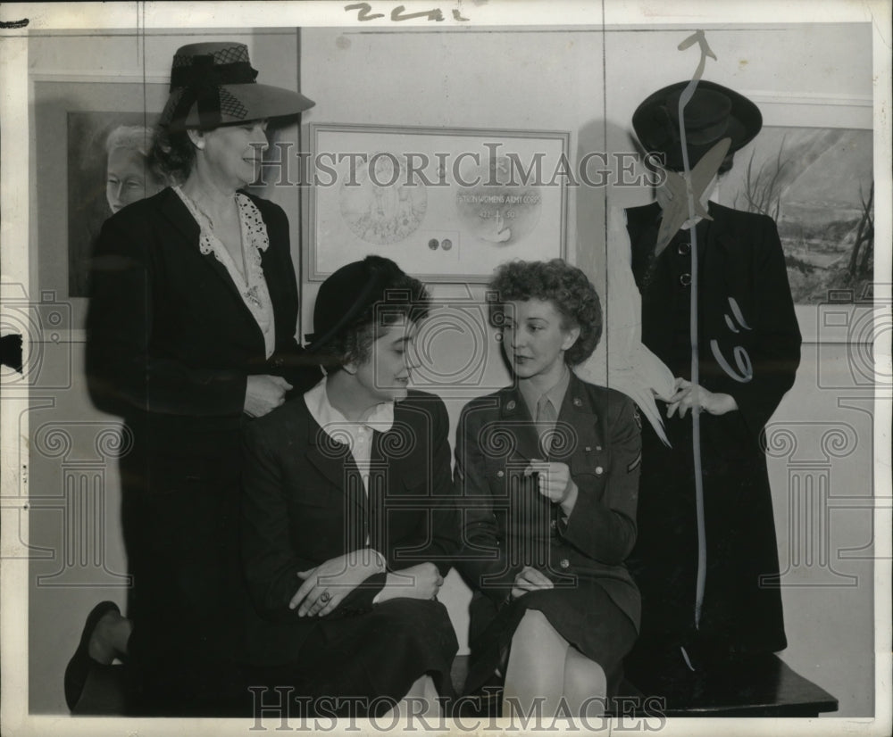 1945 Press Photo Mrs. Miller discusses the St.Genevieve medal at Argent gallery- Historic Images