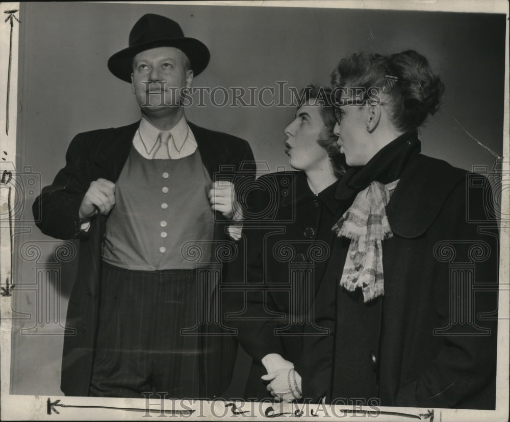 1948 Press Photo Carla and Phyllis negatively impressed by Durlings outfit
