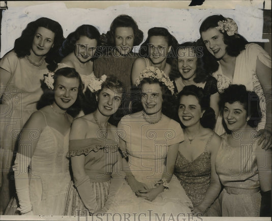 1947 Press Photo University Senior Ball Queen Evelyn Gregorski with her court - Historic Images