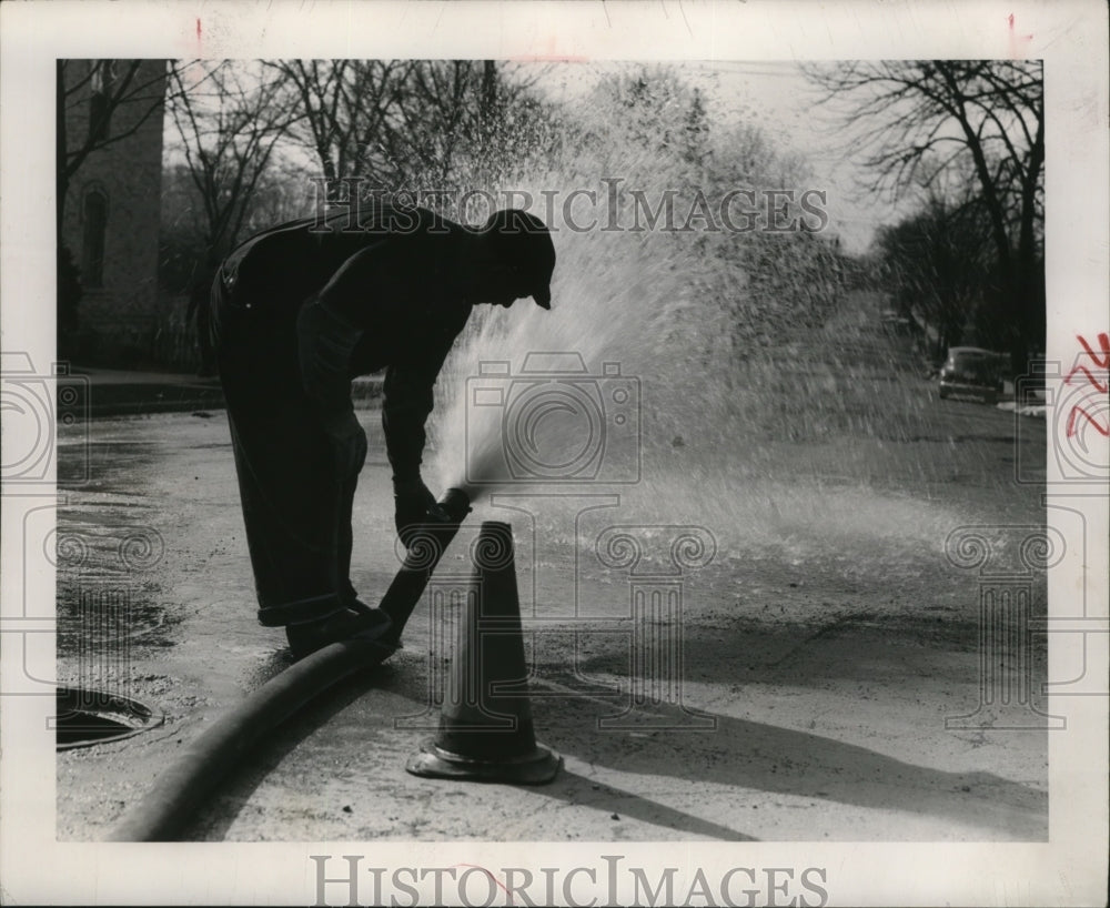 1955 Press Photo Rudolph Jansa Performing Annual Water Main Flushing - Historic Images