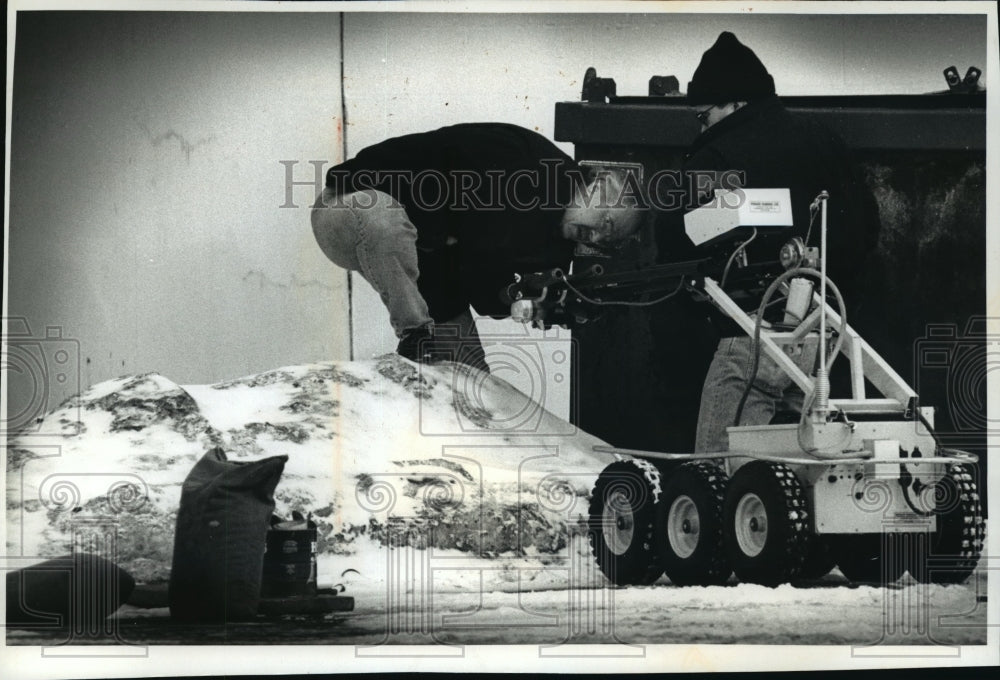 1993 Press Photo Milwaukee County Sheriff's Bomb Squad Disarming Bomb with Robot- Historic Images