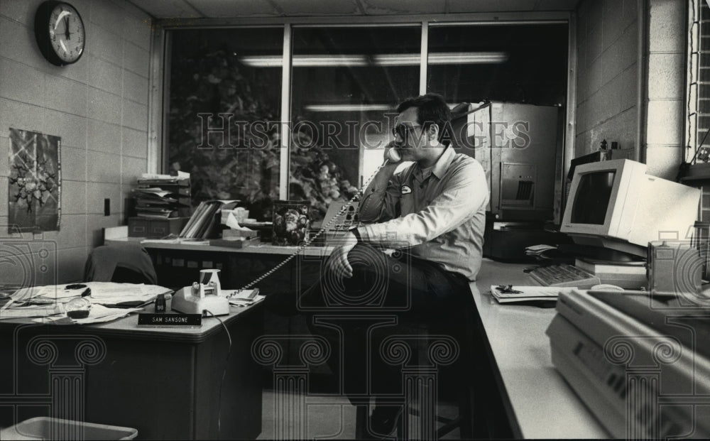 1990 Press Photo Sam Sansone in his office as a Waukesha City Incinerator. - Historic Images