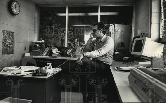 1990 Press Photo Sam Sansone in his office as a Waukesha City Incinerator. - Historic Images