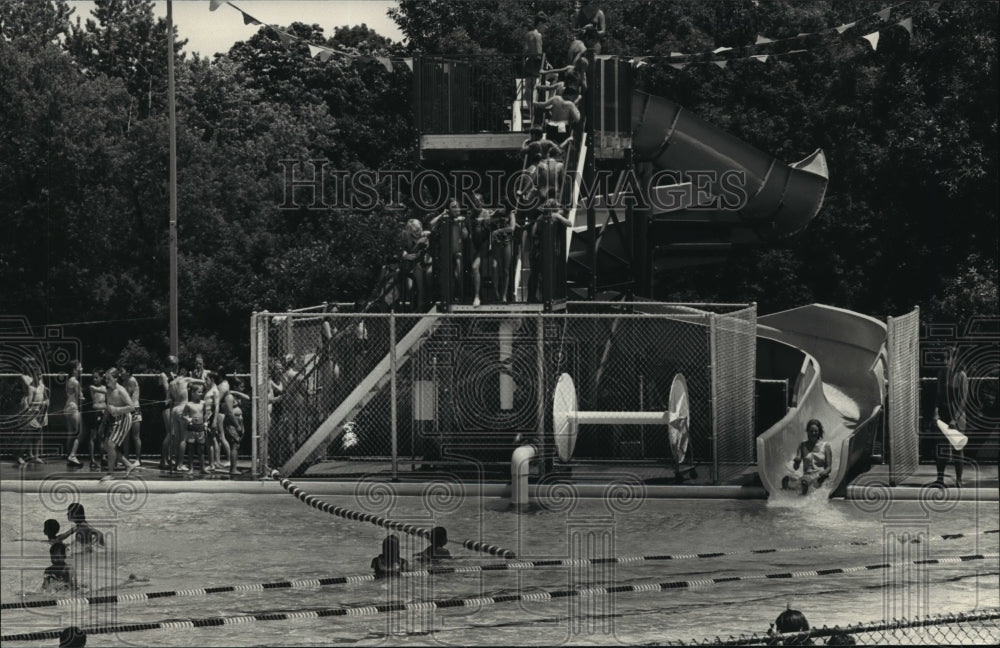 1987 Press Photo First time Horeb Park pool was open to the public, Waukesha, WI- Historic Images