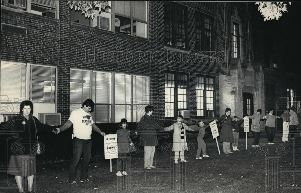 1987 Press Photo Teachers Protesting at Waukesha School District Building- Historic Images