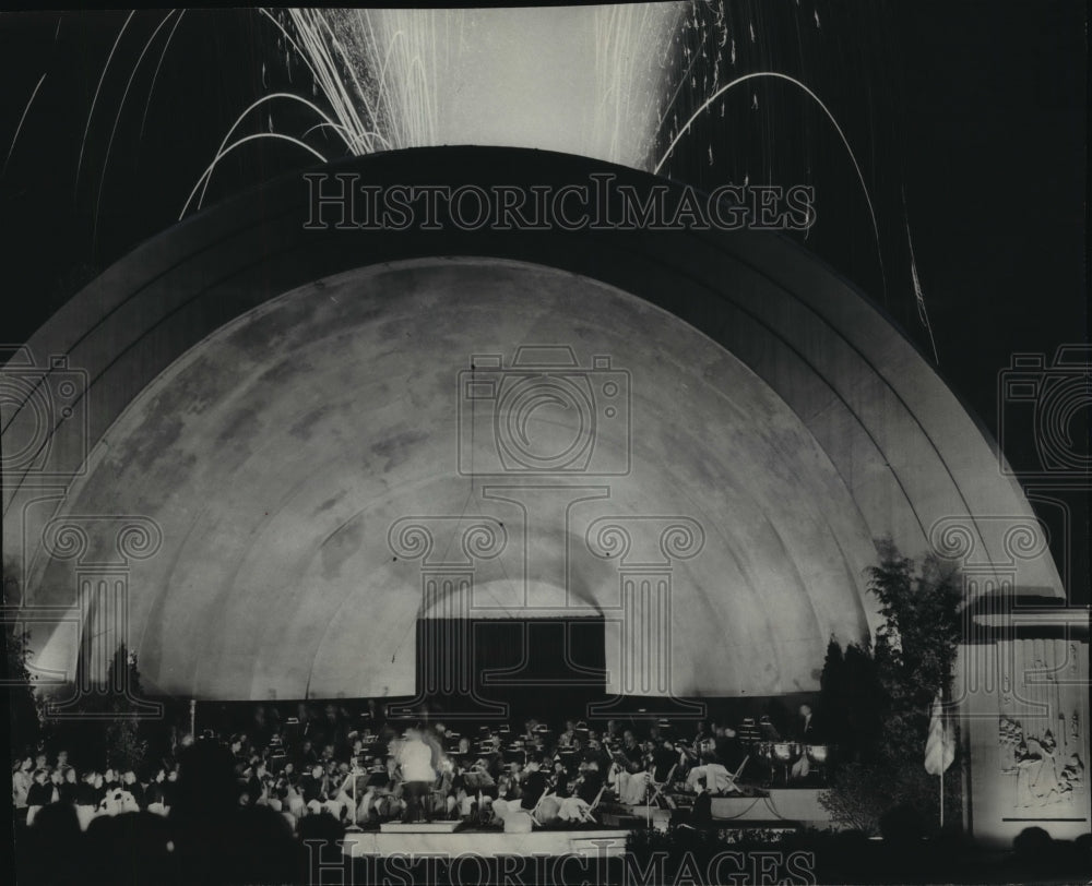 1950 Press Photo Fireworks display at Blatz Temple of Music in Washington Park- Historic Images