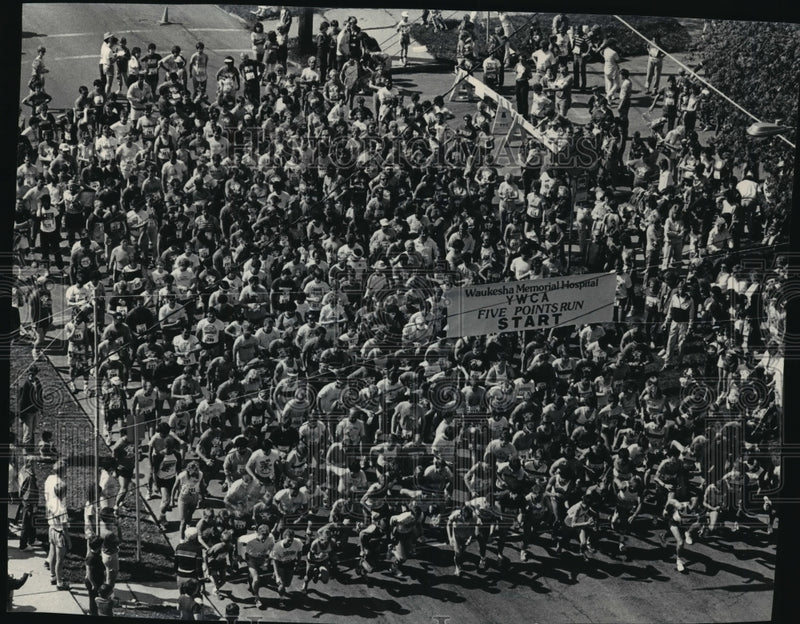 Load image into Gallery viewer, 1986 Press Photo Eighth Annual Five Points Run, Waukesha, WI - mja24612
