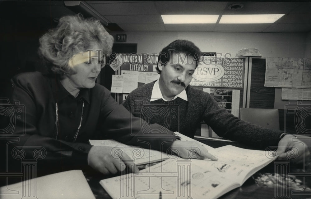 1986 Press Photo Kathryn Herman, Waukesha Literacy reviews lesson with student. - Historic Images