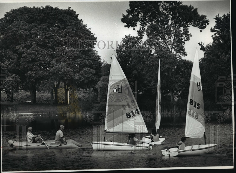Load image into Gallery viewer, 1989 Press Photo Milwaukee Community Sailing Center in Washington Park
