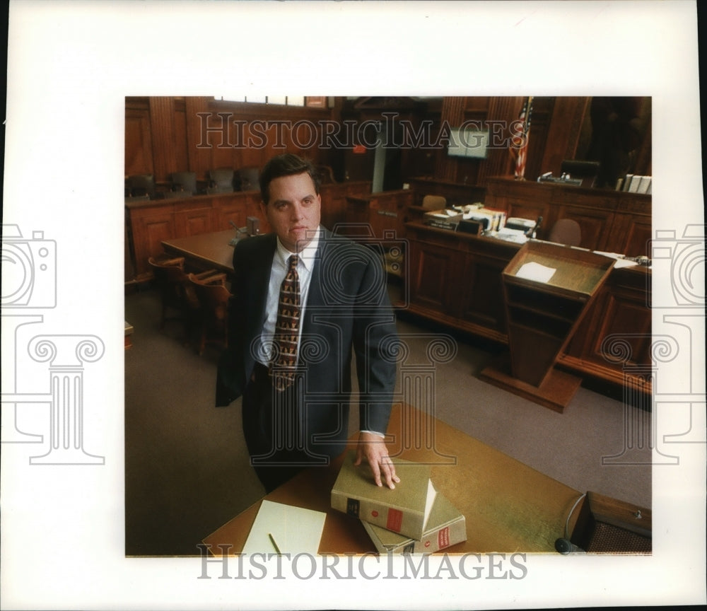 1994 Press Photo Michael Watton, founder of LawyerTemps Inc. posing in court.- Historic Images