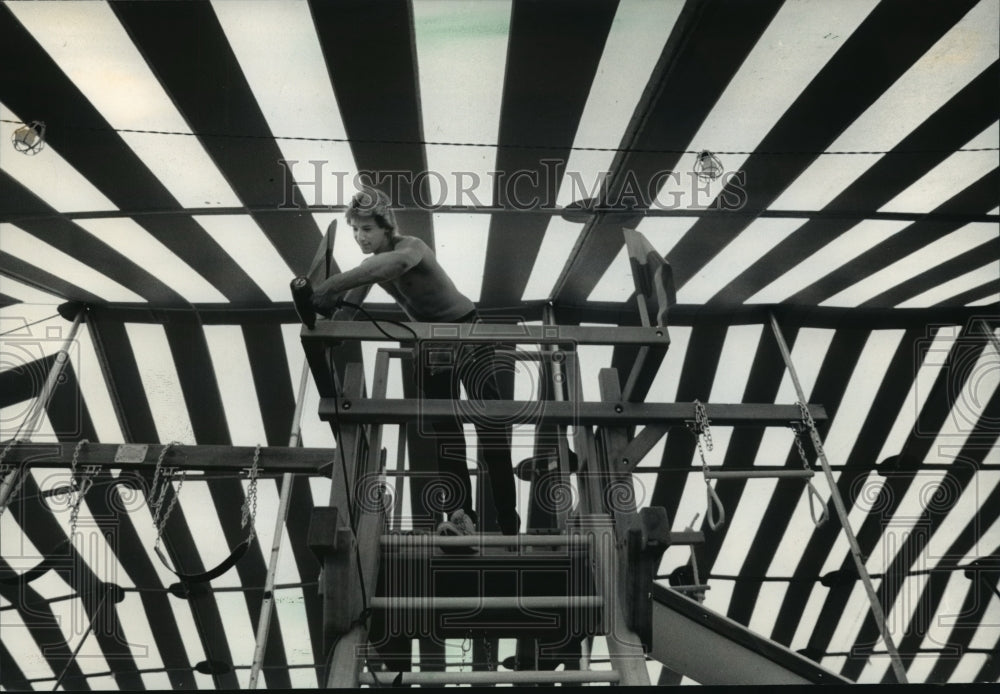 1991 Press Photo Rainbow of Milwaukee Employee Jim Boelter Assembles Play System- Historic Images