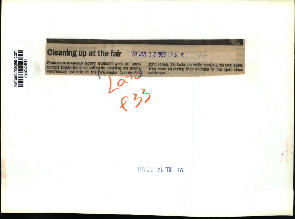 1993 Press Photo Scott Schuett washes calf for Waukesha County Fair - mja24856