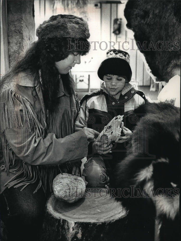 1989 Press Photo Matt LaCour, Susan Cook, trade at Wehr Nature Center- Historic Images