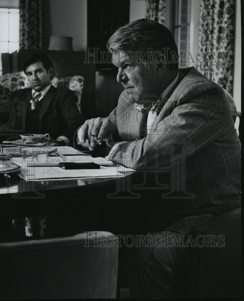 1978 Press Photo Chester O. Wanvig, Jr of Globe-Union smokes at desk- Historic Images