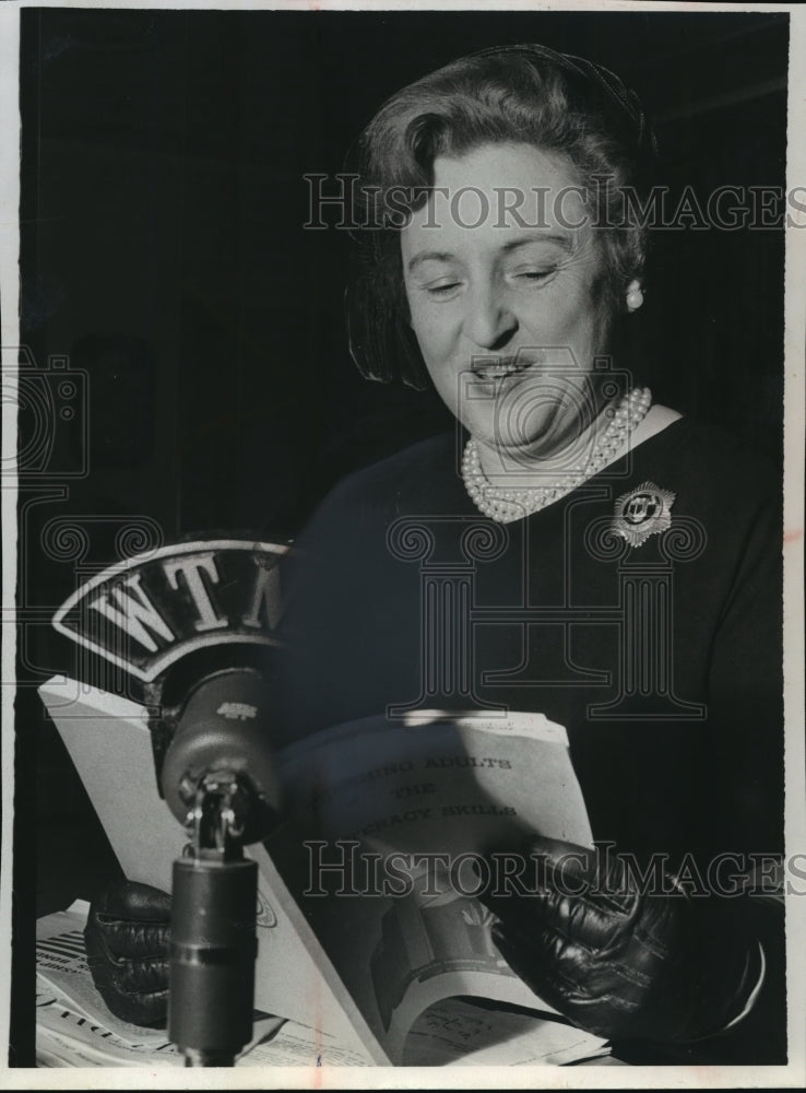 Load image into Gallery viewer, 1963 Press Photo Mrs. Dexter O. Arnold, General Federation of Women President
