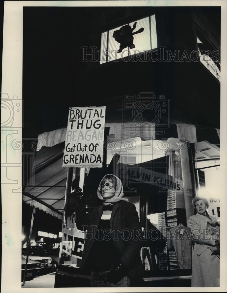 1983 Press Photo Maggie Werner held a protest sign. Waukesha, Wisconsin- Historic Images