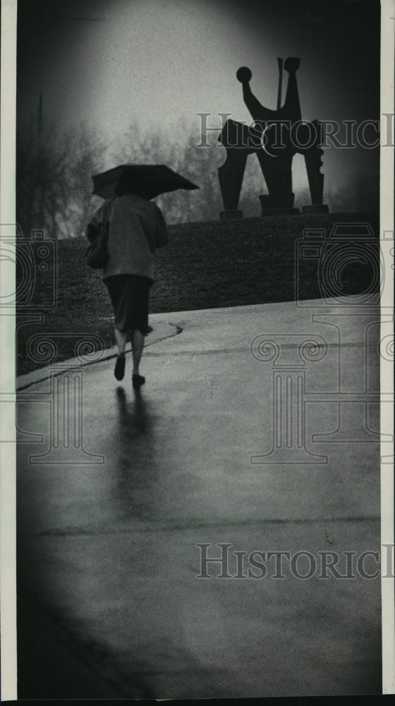 1985 Press Photo Rain at Waukesha County Technical Institute Commons, Pewaukee- Historic Images