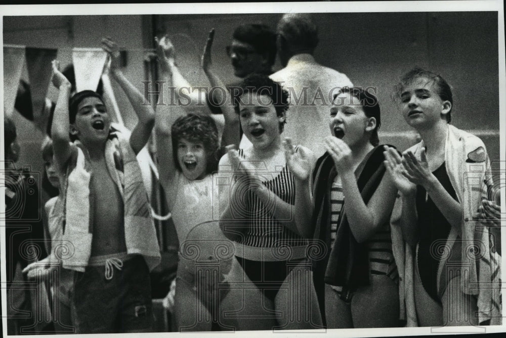 1990 Press Photo Pupils from Bethesda School, cheer their teammates as winners- Historic Images