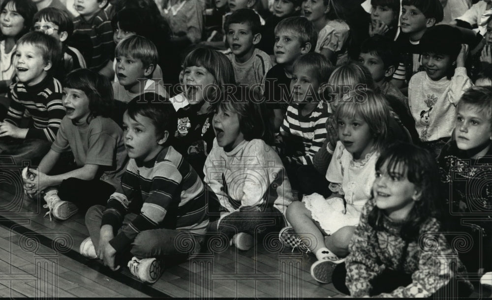 1990 Press Photo Children enjoying the show at Gary Weber&#39;s Thanksgiving treat- Historic Images