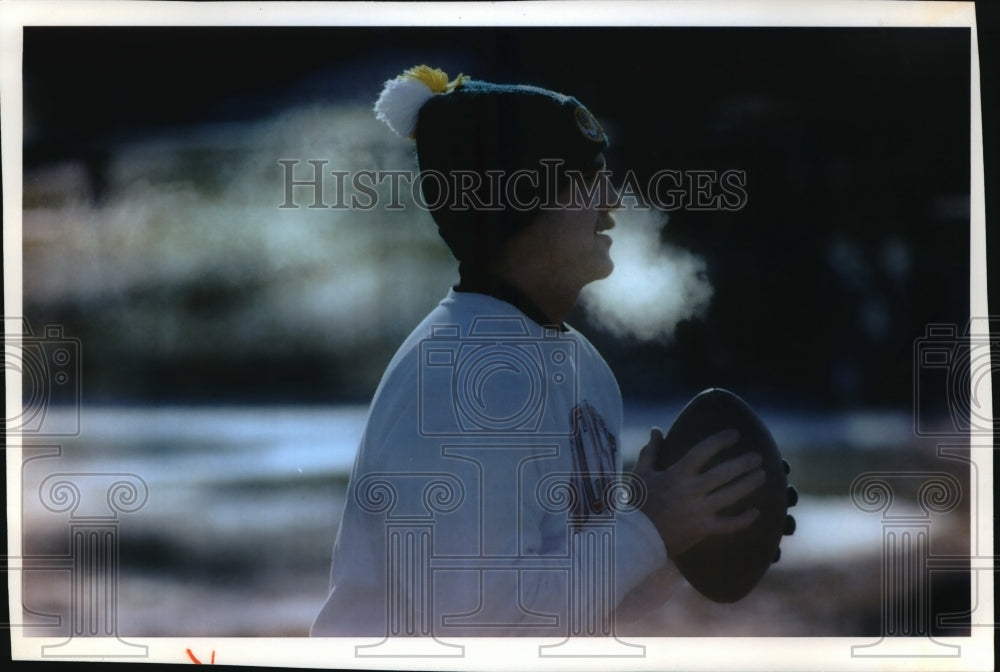 1993 Press Photo Bob Kaiser looks for an open receiver, Waukesha&#39;s Buchner Park- Historic Images