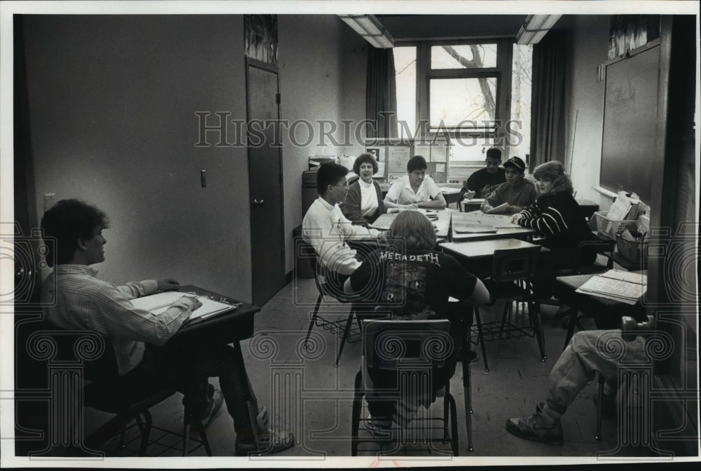 1990 Press Photo Gail Ingle, crowding at South High School - Historic Images