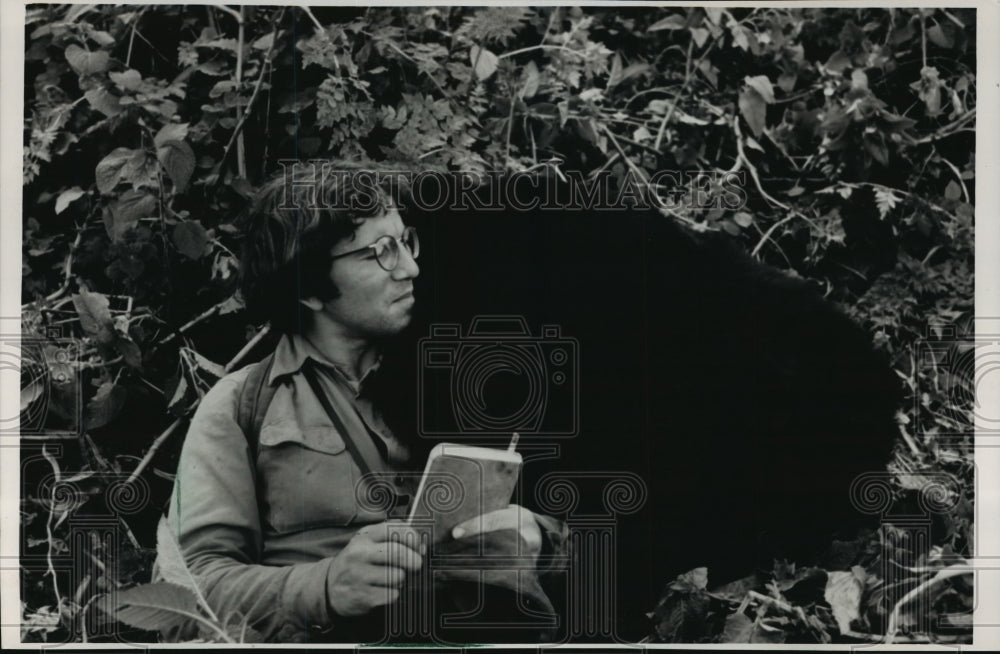 1988 Press Photo David Watts with a gorilla at Karisoke Research Center, Rwanda- Historic Images