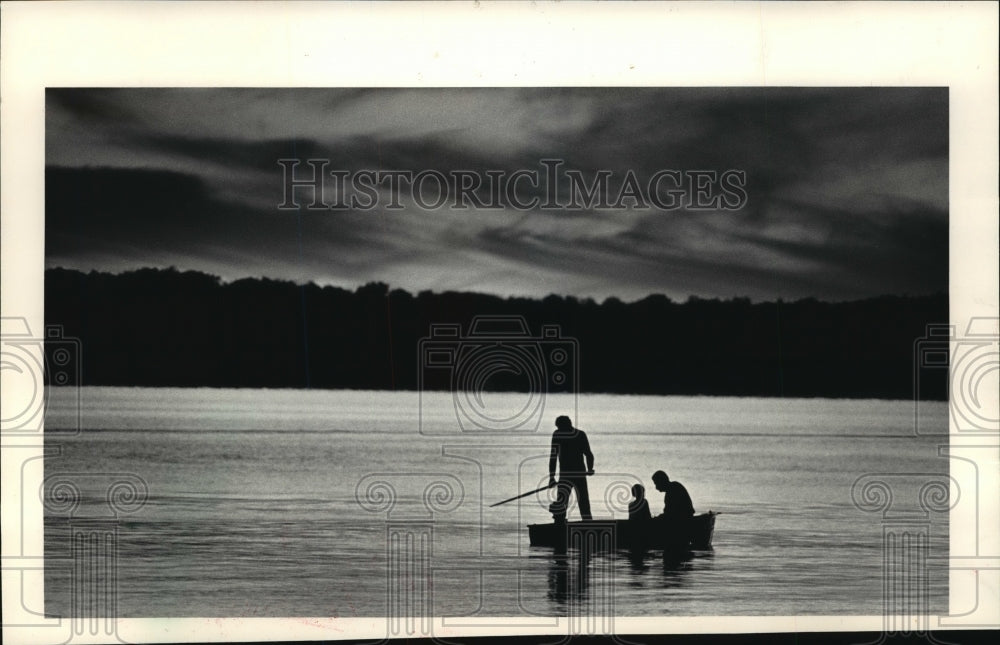 1987 Press Photo Trio of boaters glided across Detroit Harbor at Wash. Island