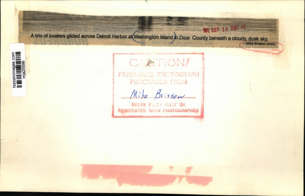 1987 Press Photo Trio of boaters glided across Detroit Harbor at Wash. Island