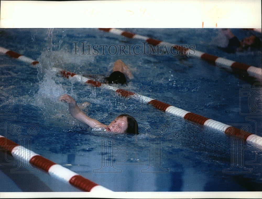 1994 Press Photo Rose Glen sixth-grade pupils cheer on their swim school mates- Historic Images