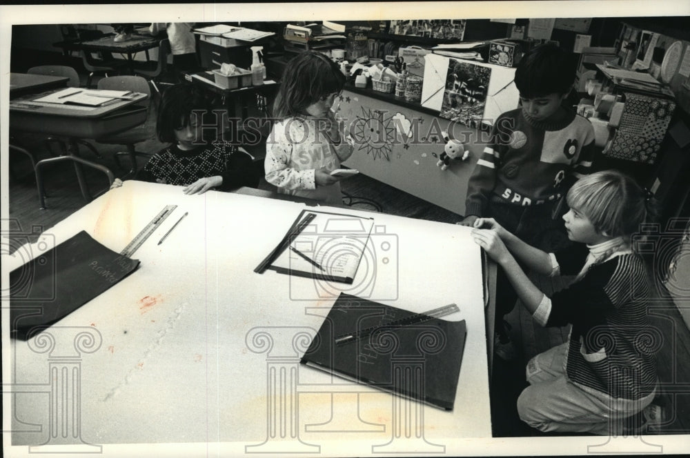 1991 Press Photo Waukesha Third Graders measures an insulation board in class - Historic Images